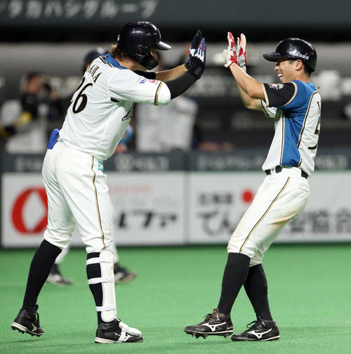 日本ハム対西武　7回裏日本ハム1死二塁、高浜の勝ち越しとなる適時二塁打で生還し喜ぶ五十幡（右）（撮影・佐藤翔太）