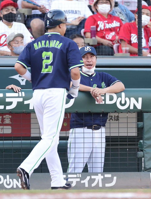 広島対ヤクルト　8回表ヤクルト2死二、三塁、サンタナの勝ち越しの2点適時打で生還した中村を迎える高津監督（撮影・加藤孝規）