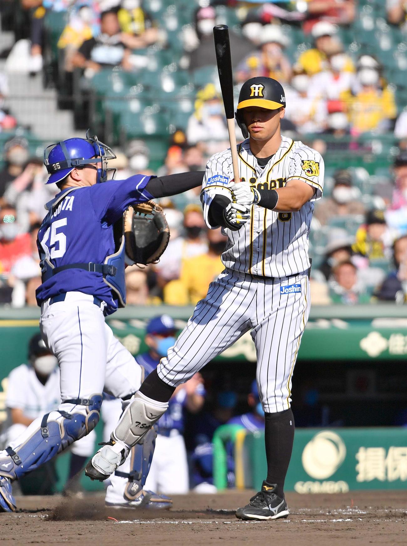 阪神対中日　2回裏阪神1死、三振に倒れる佐藤輝（撮影・上田博志）