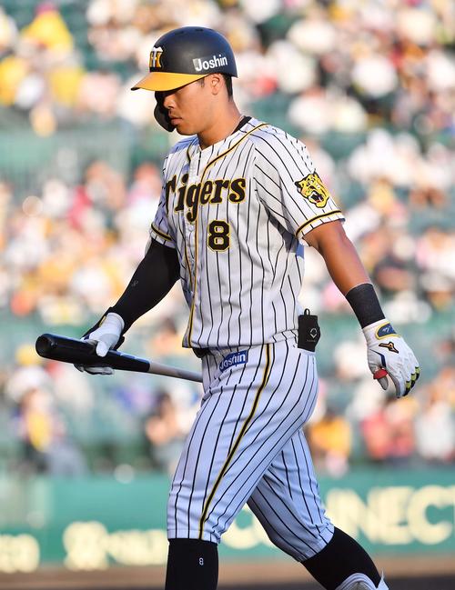 阪神対中日　8回裏阪神2死、二飛に倒れる佐藤輝（撮影・上田博志）