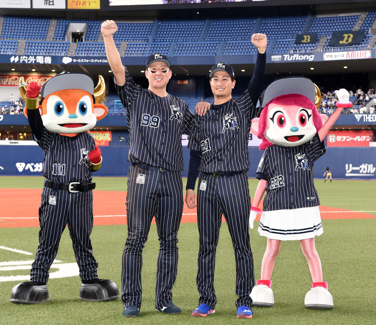 オリックス対ソフトバンク　昇天ポーズを決める杉本（左）と竹安（撮影・前岡正明）