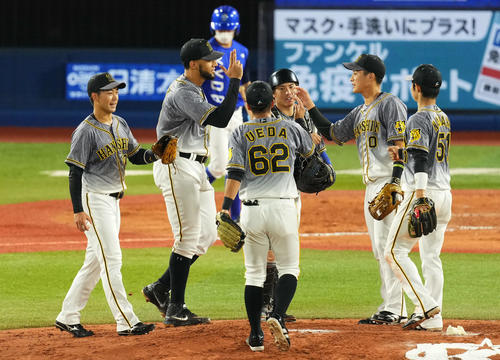 DeNA対阪神　勝利を祝う阪神ナイン（撮影・横山健太）