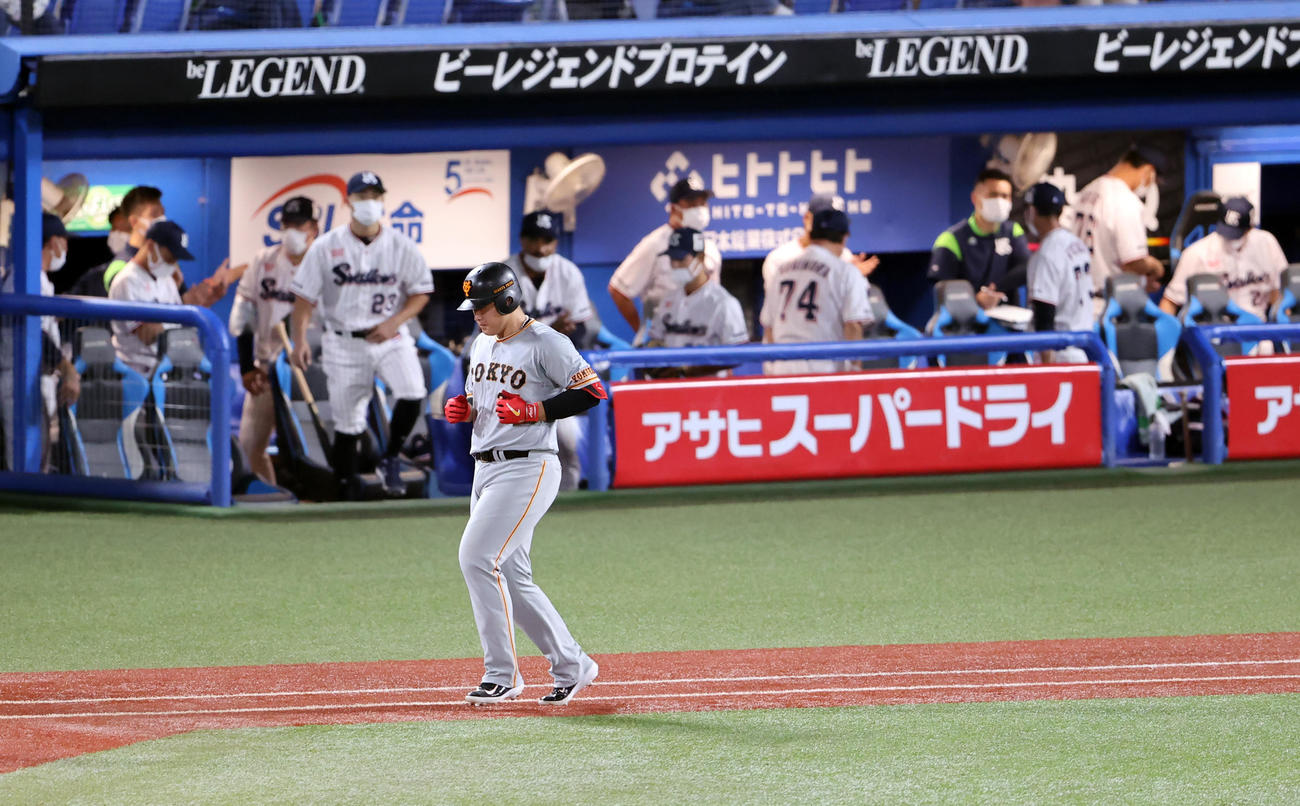 ヤクルト対巨人　8回表巨人2死一塁、岡本和（手前）は投手ゴロに倒れ、喜ぶヤクルトベンチを背にがっくり（撮影・浅見桂子）