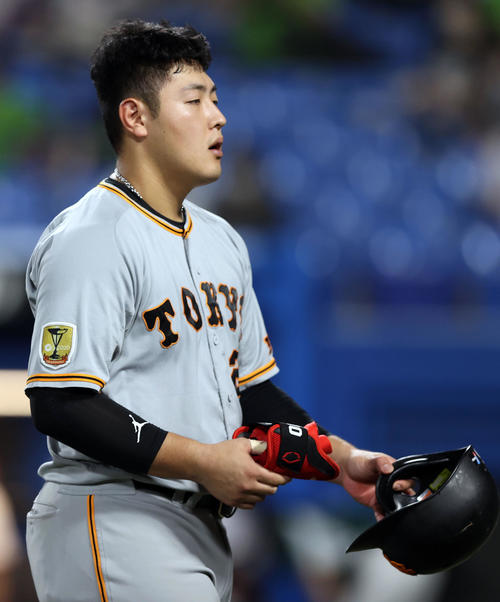 ヤクルト対巨人　8回表巨人2死一塁、投ゴロに倒れる岡本和（撮影・狩俣裕三）