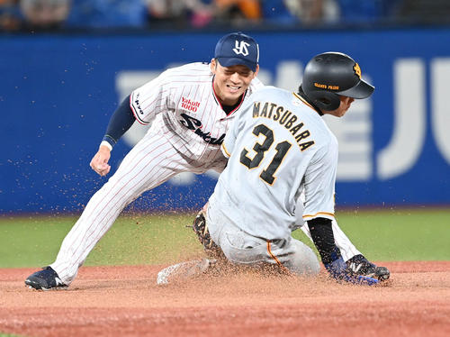 ヤクルト対巨人　1回表巨人無死一塁、松原（手前）は二塁盗塁に失敗する。遊撃手西浦（撮影・山崎安昭）