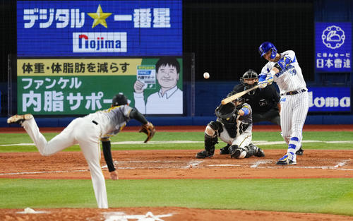 DeNA対阪神　8回裏DeNA1死二塁、中越え2点本塁打を放つソト（撮影・横山健太）