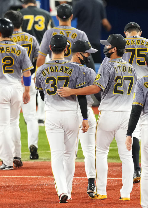 DeNA対阪神　試合後、阪神及川（手前左）に声をかける伊藤将（同右）（撮影・横山健太）