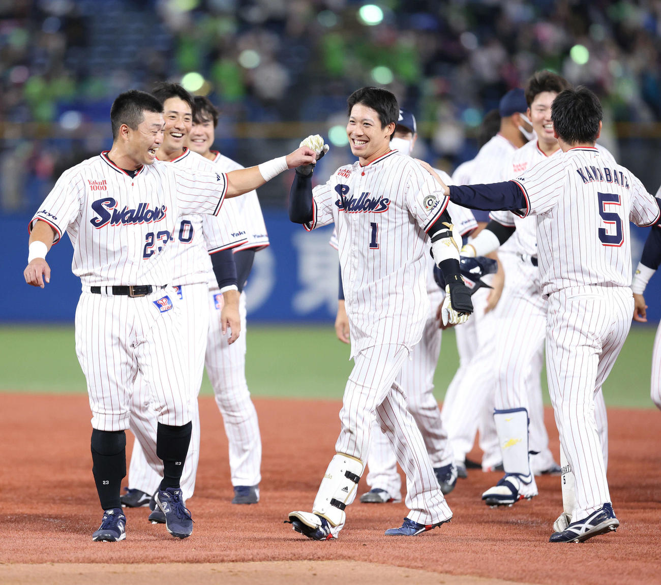 ヤクルト対巨人　巨人にサヨナラ勝ちし、歓喜する山田（中央）らヤクルトナイン（撮影・河田真司）