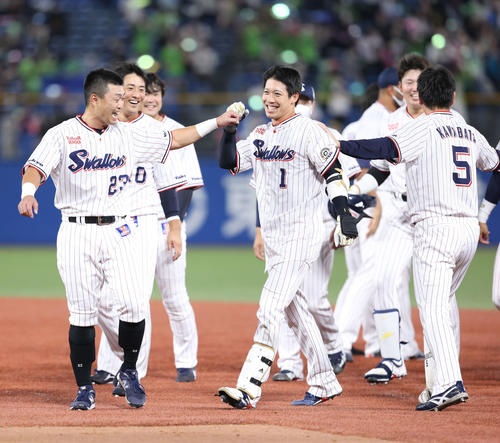 ヤクルト対巨人　巨人にサヨナラ勝ちし、歓喜する山田（中央）らヤクルトナイン（撮影・河田真司）
