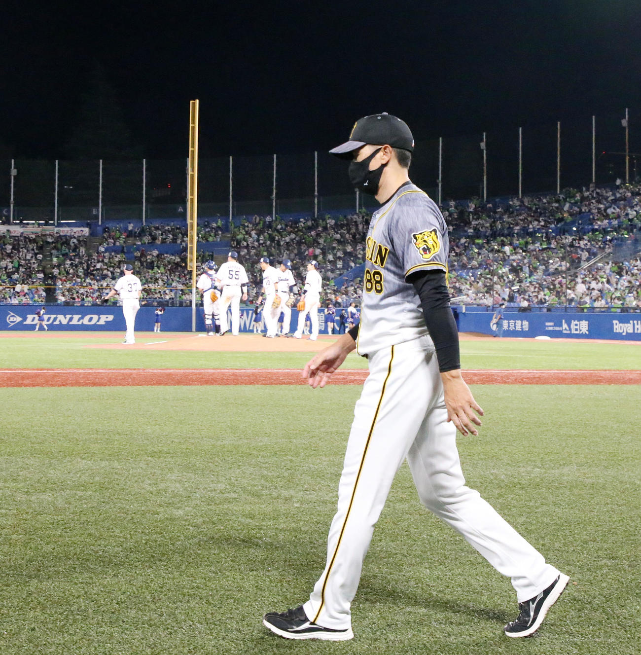 ヤクルト対阪神　ヤクルトに敗れグラウンドを通ってロッカールームへ引き揚げる矢野監督（撮影・加藤哉）