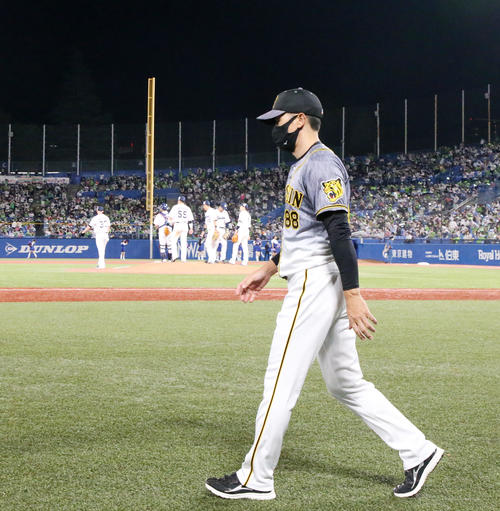 ヤクルト対阪神　ヤクルトに敗れグラウンドを通ってロッカールームへ引き揚げる矢野監督（撮影・加藤哉）