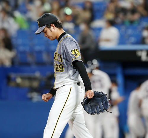 ヤクルト対阪神　5回裏ヤクルト1死二、三塁、高橋は塩見に右前適時打を打たれガックリをうなだれた（撮影・加藤哉）