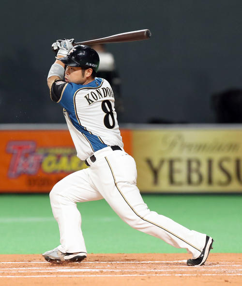 日本ハム対ロッテ　1回裏日本ハム無死二塁、近藤は中前適時打を放つ（撮影・佐藤翔太）