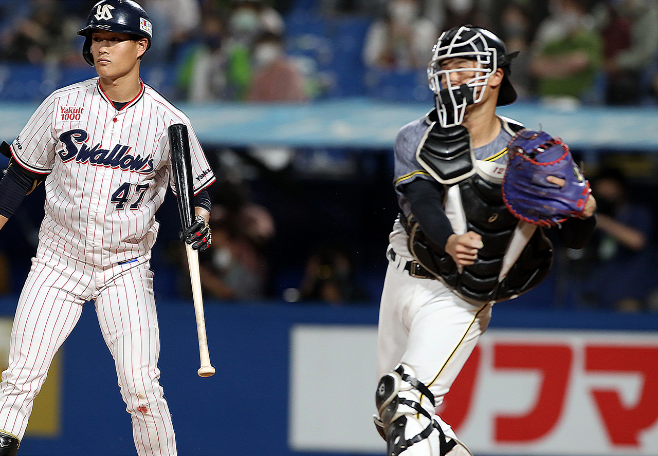 2回裏ヤクルト1死一、三塁、打者高橋のとき三塁へ送球する坂本（撮影・加藤哉）