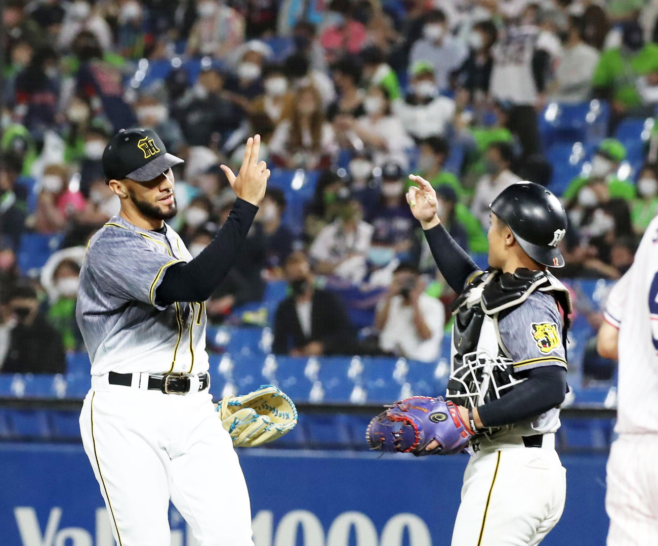 9回裏ヤクルト2死満塁、スアレスは村上を投ゴロに仕留め坂本（右）とタッチする（撮影・加藤哉）