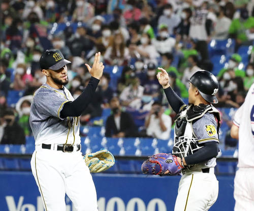 9回裏ヤクルト2死満塁、スアレスは村上を投ゴロに仕留め坂本（右）とタッチする（撮影・加藤哉）