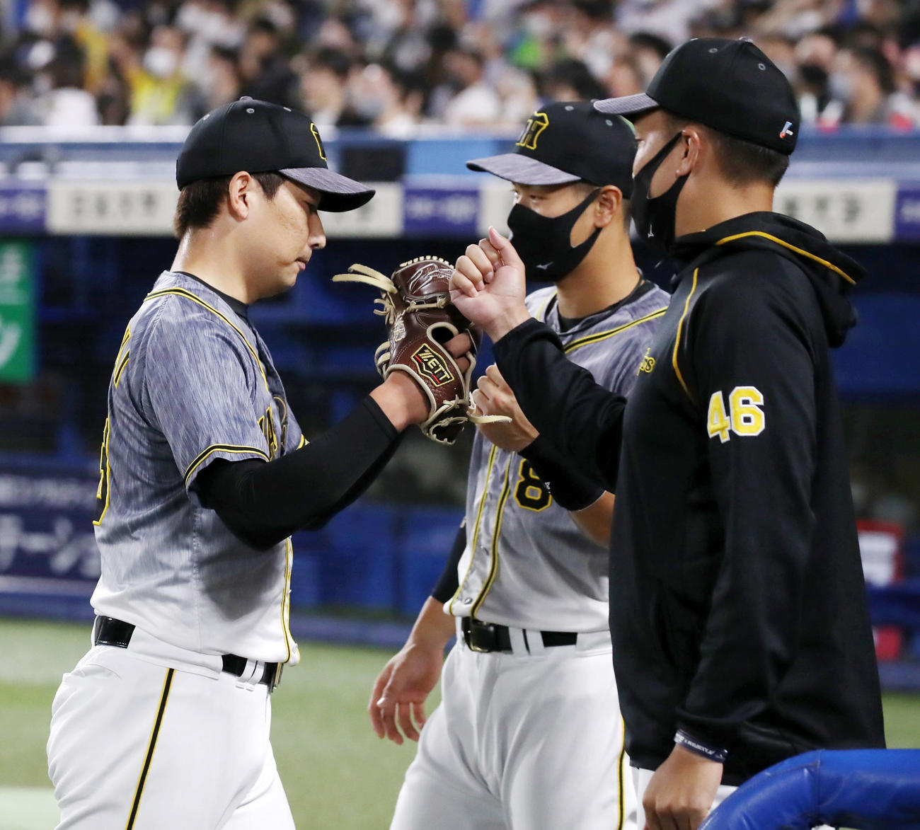 8回裏ヤクルト1死、スアレスに代わって降板した岩崎はナインとタッチする（撮影・加藤哉）