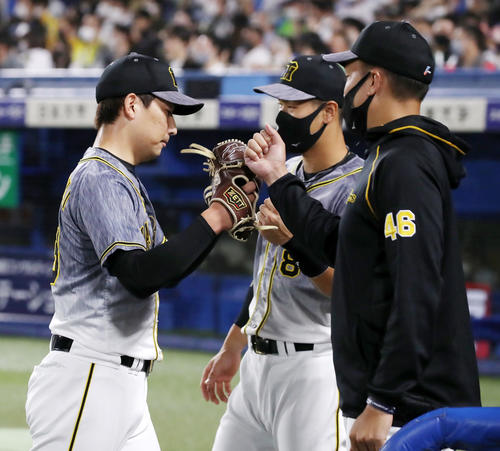 8回裏ヤクルト1死、スアレスに代わって降板した岩崎はナインとタッチする（撮影・加藤哉）