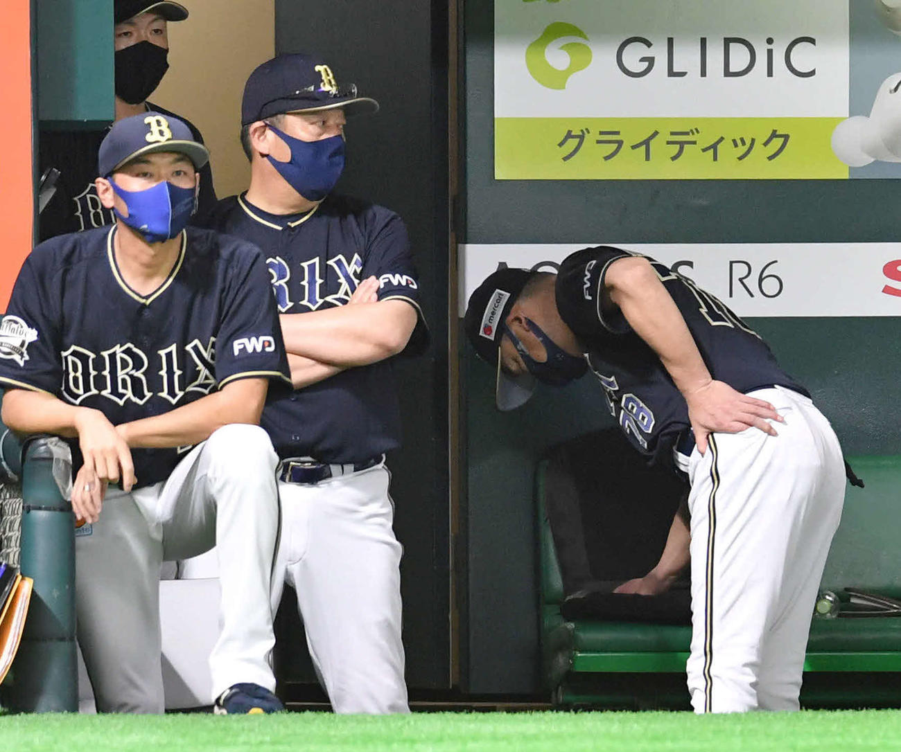 ソフトバンク対オリックス　8回表オリックス1死満塁、杉本が三ゴロに倒れて得点できず、ベンチの座布団を殴って悔しがる中嶋監督（右）（撮影・岩下翔太）