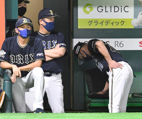 ソフトバンク対オリックス　8回表オリックス1死満塁、杉本が三ゴロに倒れて得点できず、ベンチの座布団を殴って悔しがる中嶋監督（右）（撮影・岩下翔太）