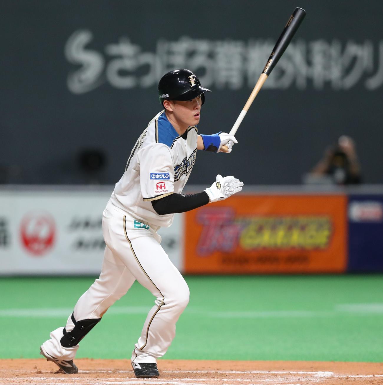 日本ハム対ロッテ　7回裏日本ハム2死満塁、右前適時打を放つ高浜（撮影・黒川智章）