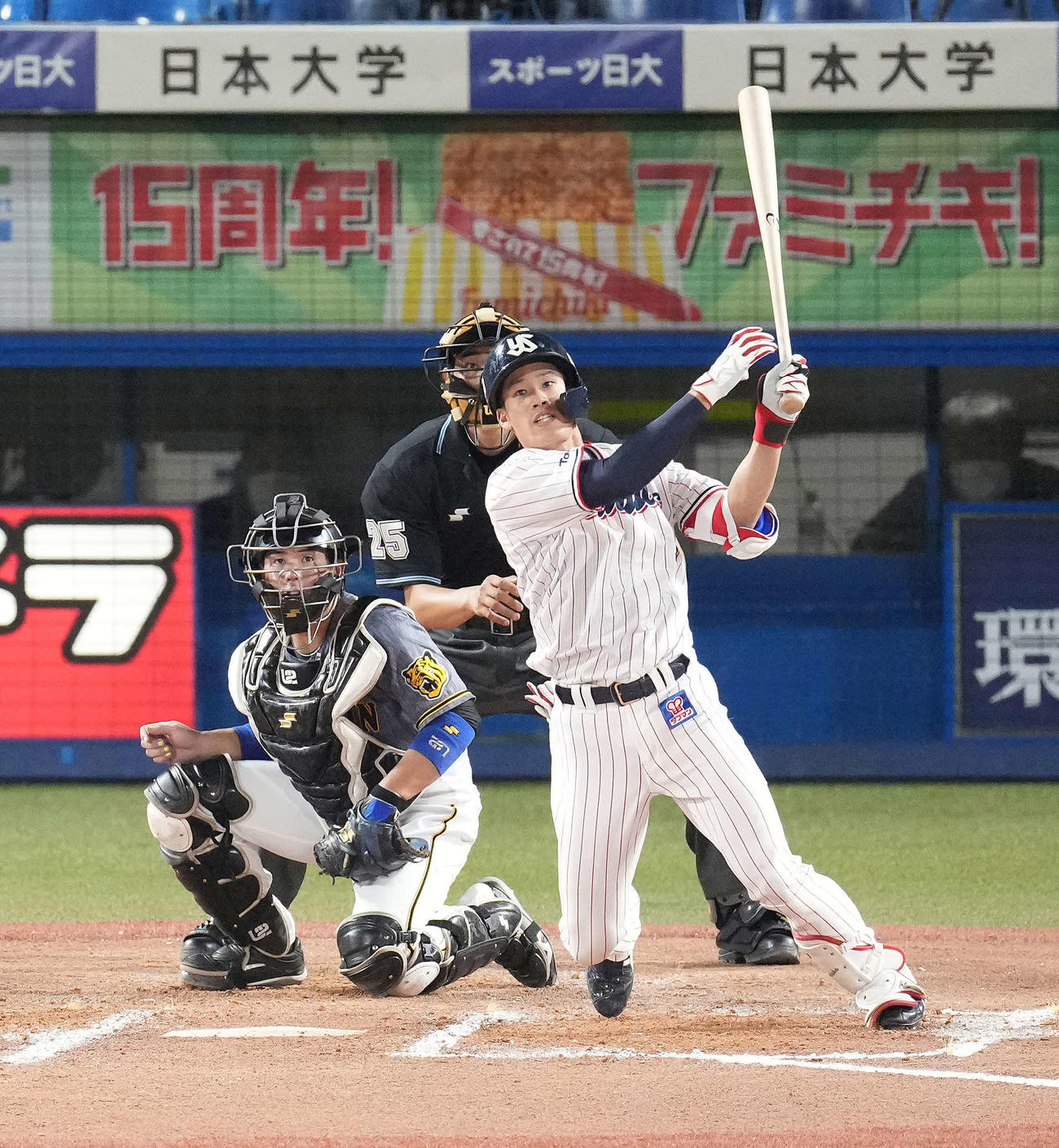 ヤクルト対阪神　6回裏ヤクルト1死二塁、中適時二塁打を放つ塩見（撮影・鈴木みどり）