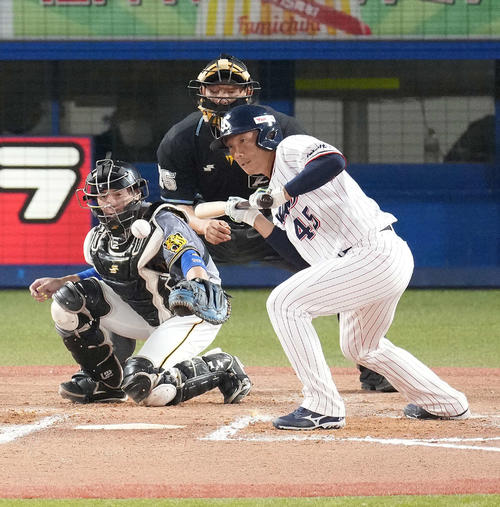 ヤクルト対阪神　6回裏ヤクルト無死一塁、犠打を決める代打嶋（撮影・鈴木みどり）