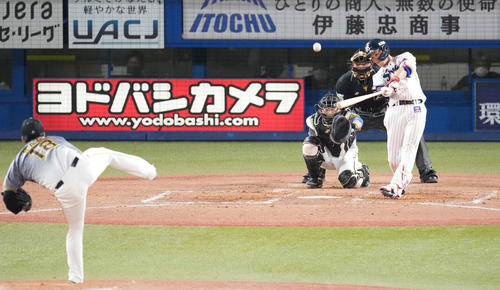 ヤクルト対阪神　5回裏ヤクルト無死、中越えソロ本塁打を放つ塩見。投手馬場（撮影・鈴木みどり）