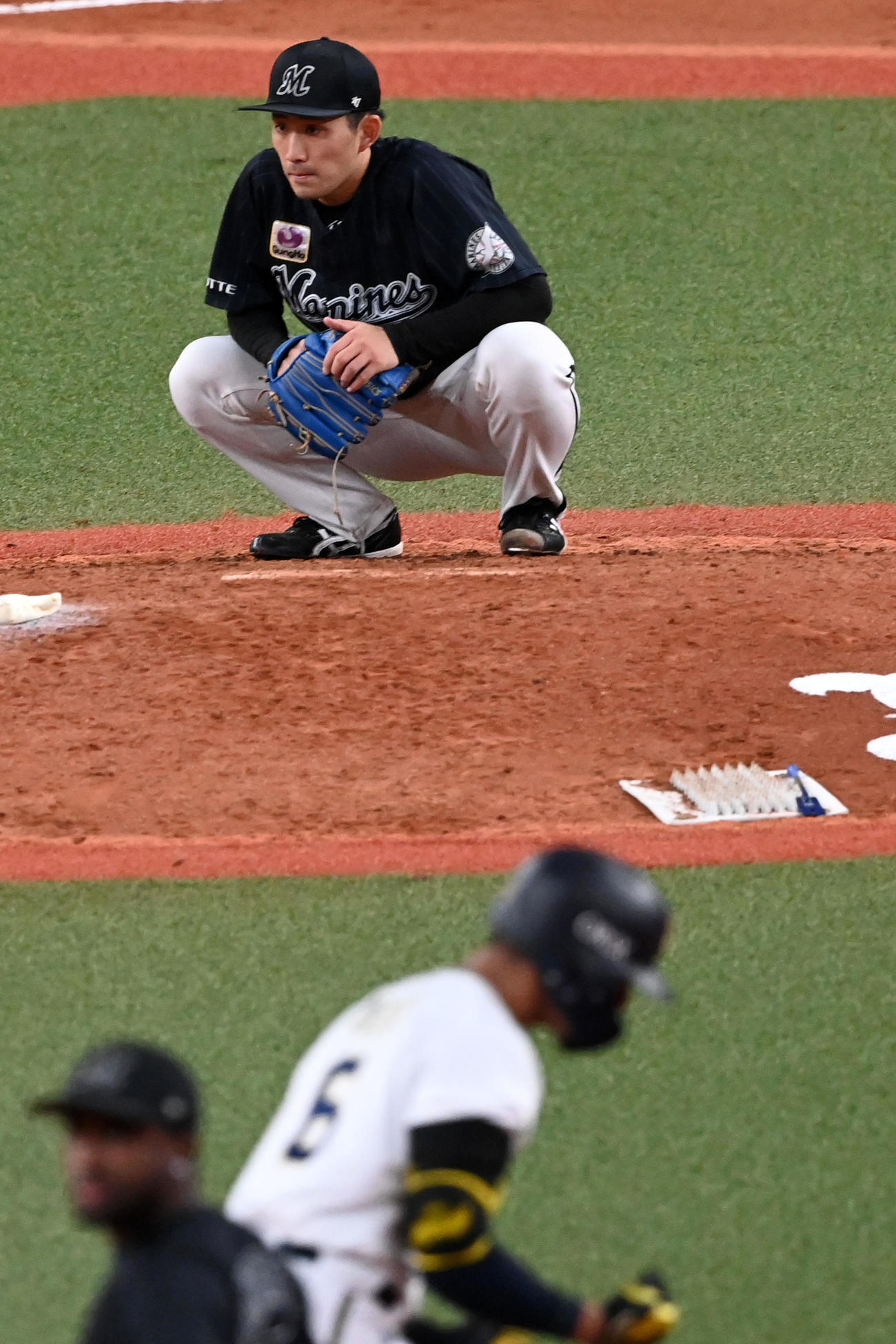 オリックス対ロッテ　8回裏オリックス2死一塁、宗に右越え同点本塁打を打たれがっくりする小島（撮影・前岡正明）
