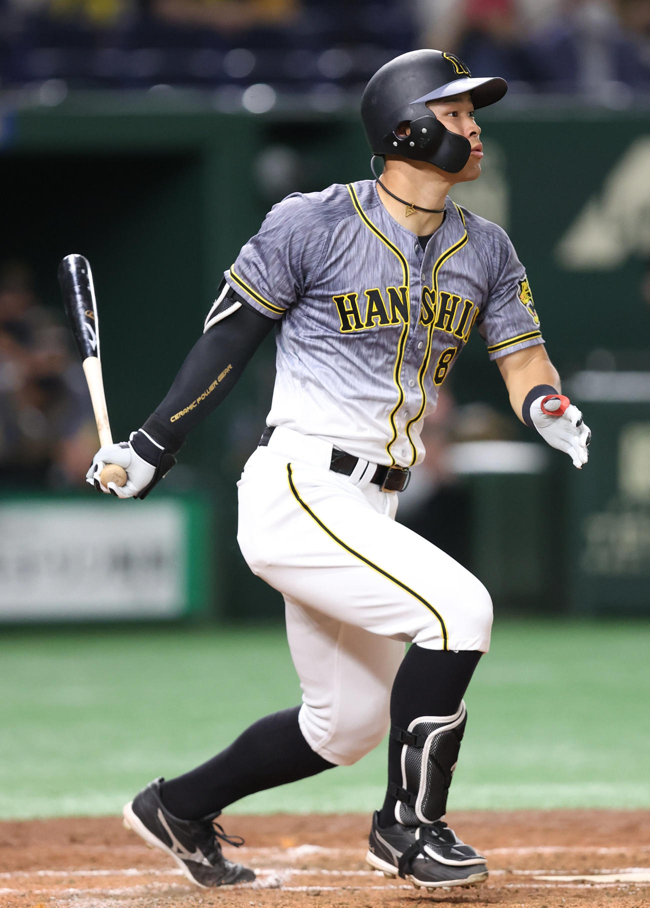 巨人対阪神　2回表阪神1死一塁、右前打を放つ佐藤輝（撮影・狩俣裕三）