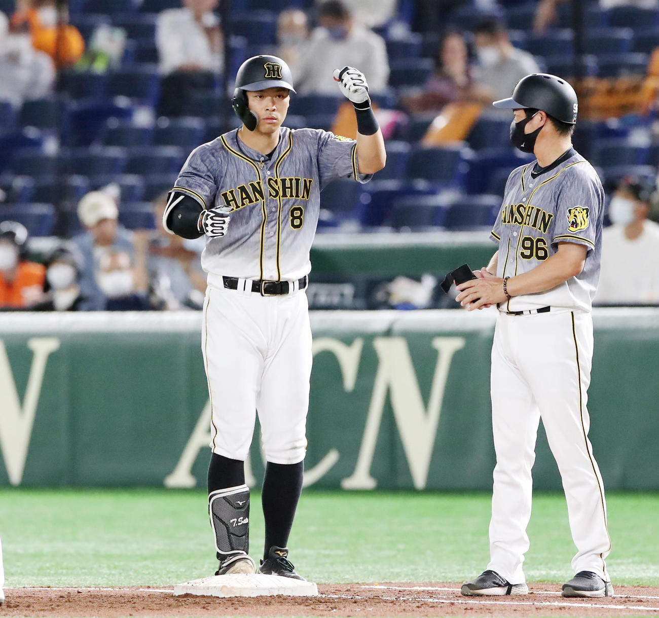 巨人対阪神　2回表阪神1死一塁、佐藤輝は右前打を放ちガッツポーズ（撮影・加藤哉）