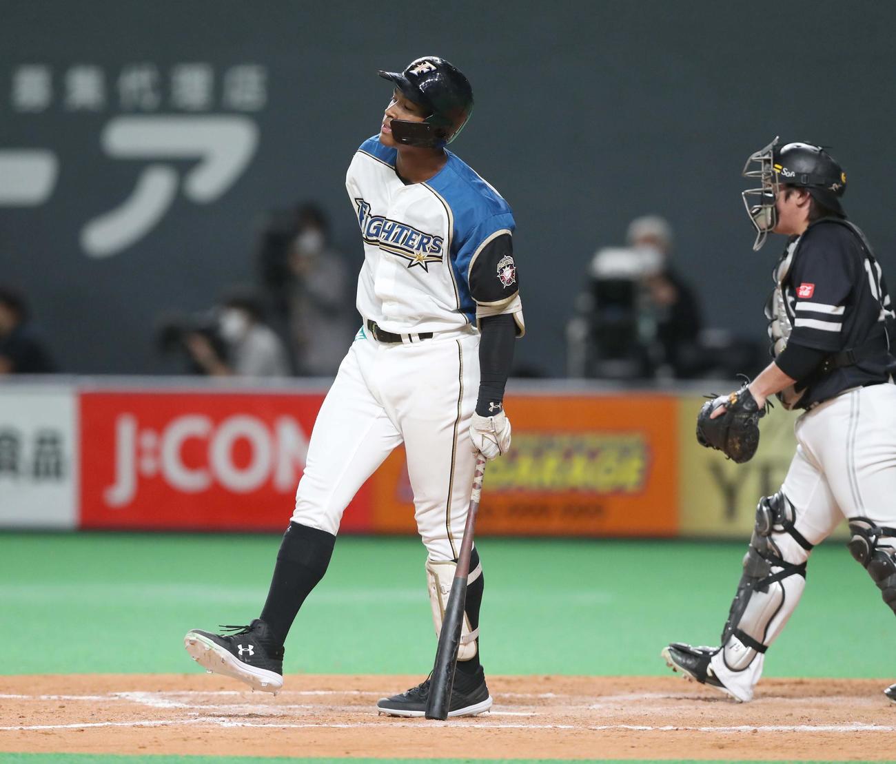 日本ハム対ソフトバンク　9回裏日本ハム2死、三振に終わる万波（撮影・黒川智章）