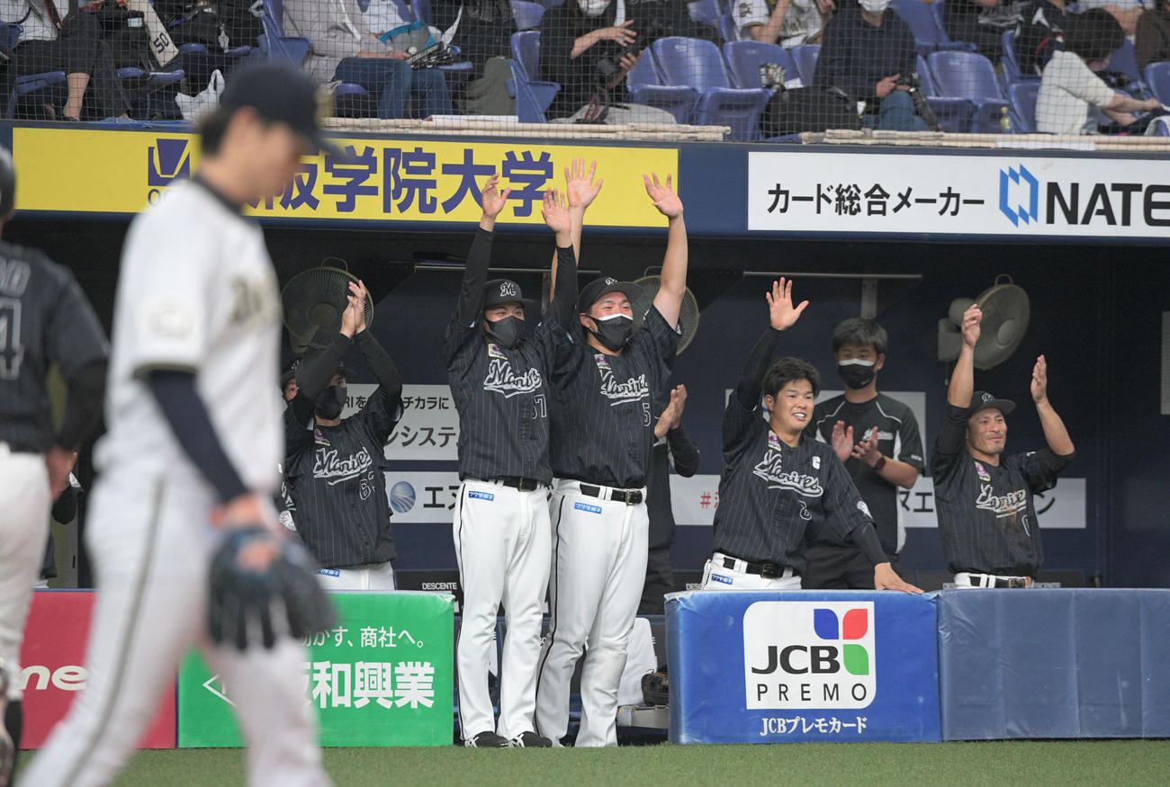 オリックス対ロッテ　3回表ロッテ2死満塁、藤岡の2点適時打に喜ぶロッテベンチ（撮影・渦原淳）