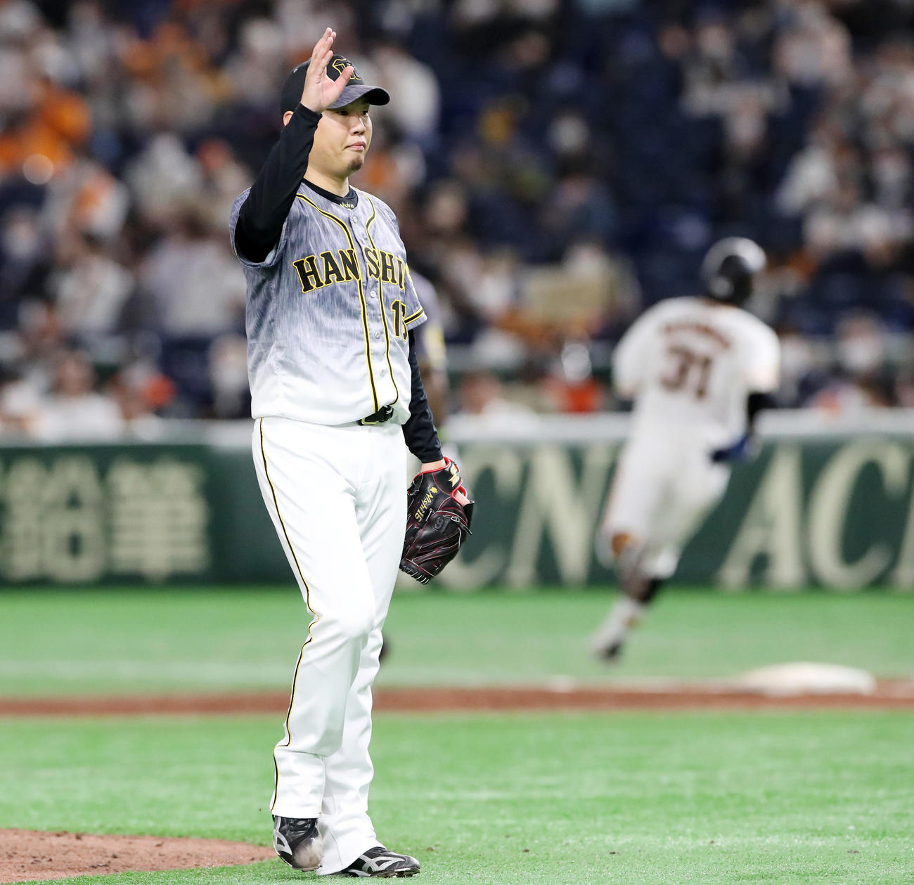 巨人対阪神　2回裏、西勇は松原を二ゴロに打ち取った直後、自らベンチへ手を挙げて降板する（撮影・加藤哉）