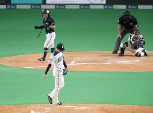日本ハム対オリックス　7回表オリックス無死、福田に四球を与える斎藤（撮影・黒川智章）