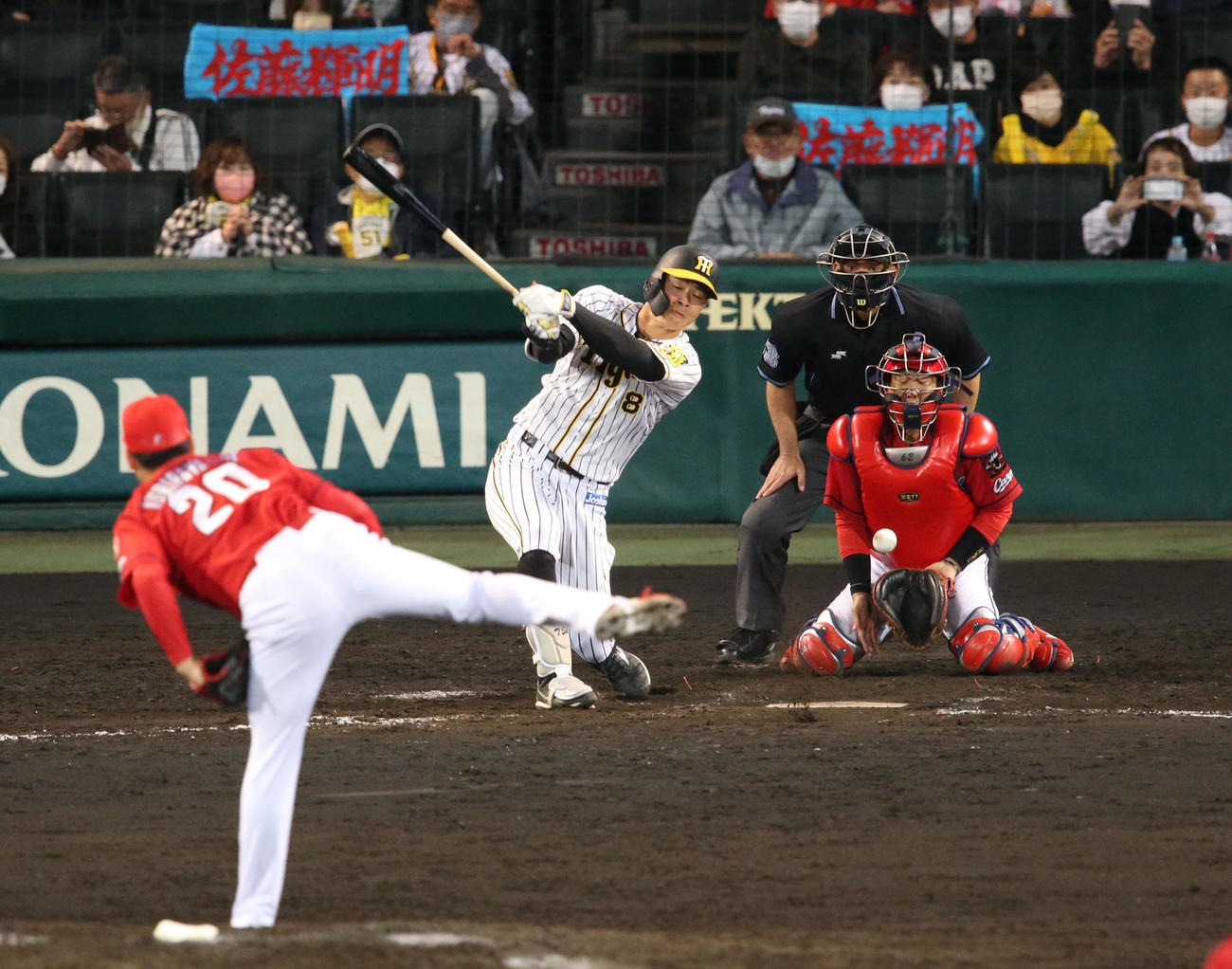 阪神対広島　9回裏阪神1死一、二塁、代打佐藤輝は空振り三振に終わる（撮影・上山淳一）