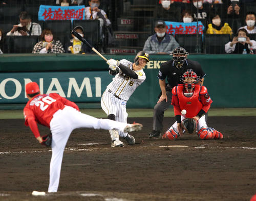 阪神対広島　9回裏阪神1死一、二塁、代打佐藤輝は空振り三振に終わる（撮影・上山淳一）