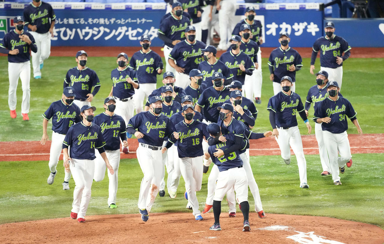 DeNA対ヤクルト　リーグ優勝し、マウンドに集まる村上（中央左）らヤクルトナイン（撮影・鈴木みどり）