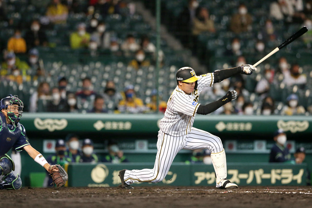 阪神対ヤクルト　8回裏阪神1死、大山は左前打を放つ（撮影・上山淳一）