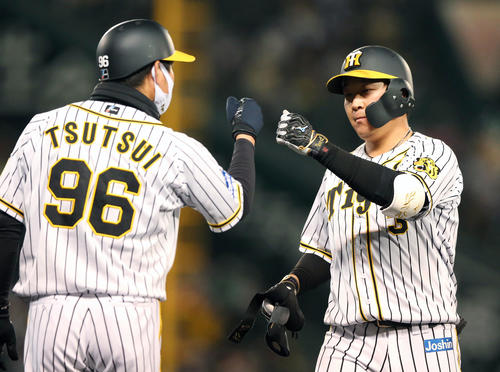 阪神対ヤクルト　8回裏阪神1死、大山（右）は左前打を放ち筒井外野守備走塁コーチとグータッチ（撮影・上山淳一）