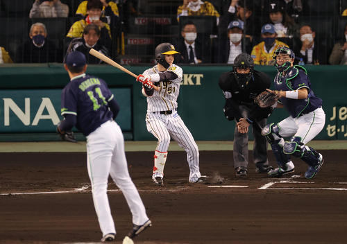 阪神対ヤクルト　1回裏阪神無死一塁、左前打を放つ中野。投手奥川（撮影・前田充）