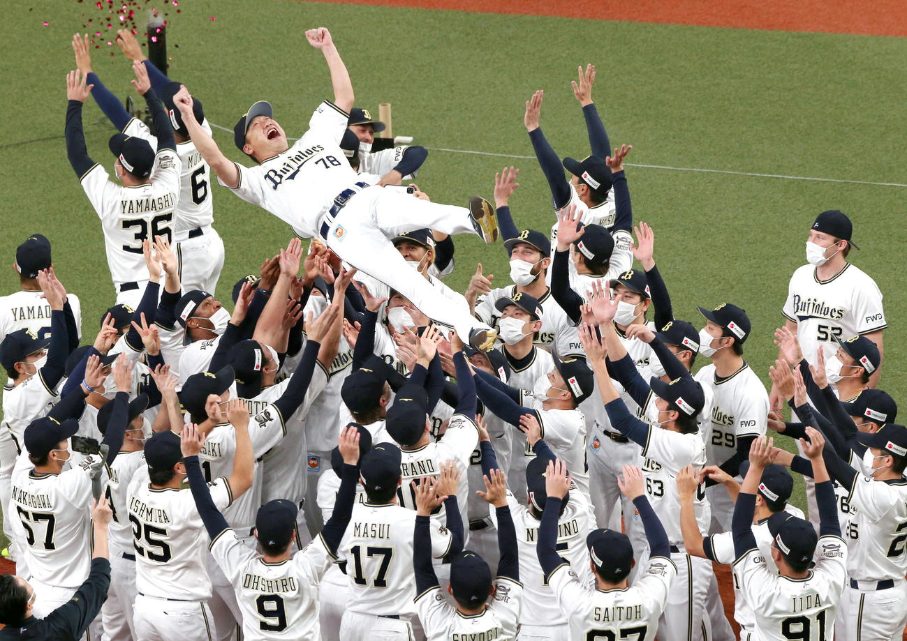 パ・リーグ優勝を決め、ナインから胴上げされるオリックス中嶋監督（撮影・上山淳一）