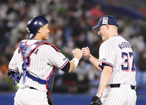 勝利しグータッチを交わすヤクルトの中村（左）とマクガフ（撮影・足立雅史）