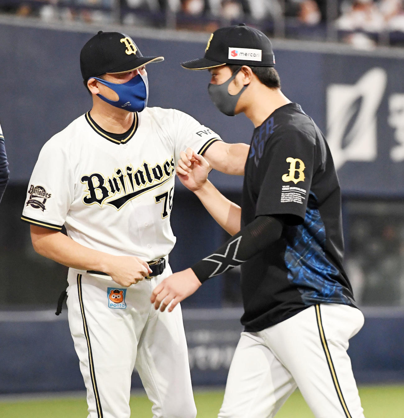 オリックス田嶋（右）を迎える中嶋監督（2021年10月19日撮影）