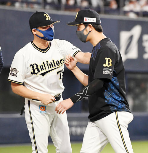 オリックス田嶋（右）を迎える中嶋監督（2021年10月19日撮影）