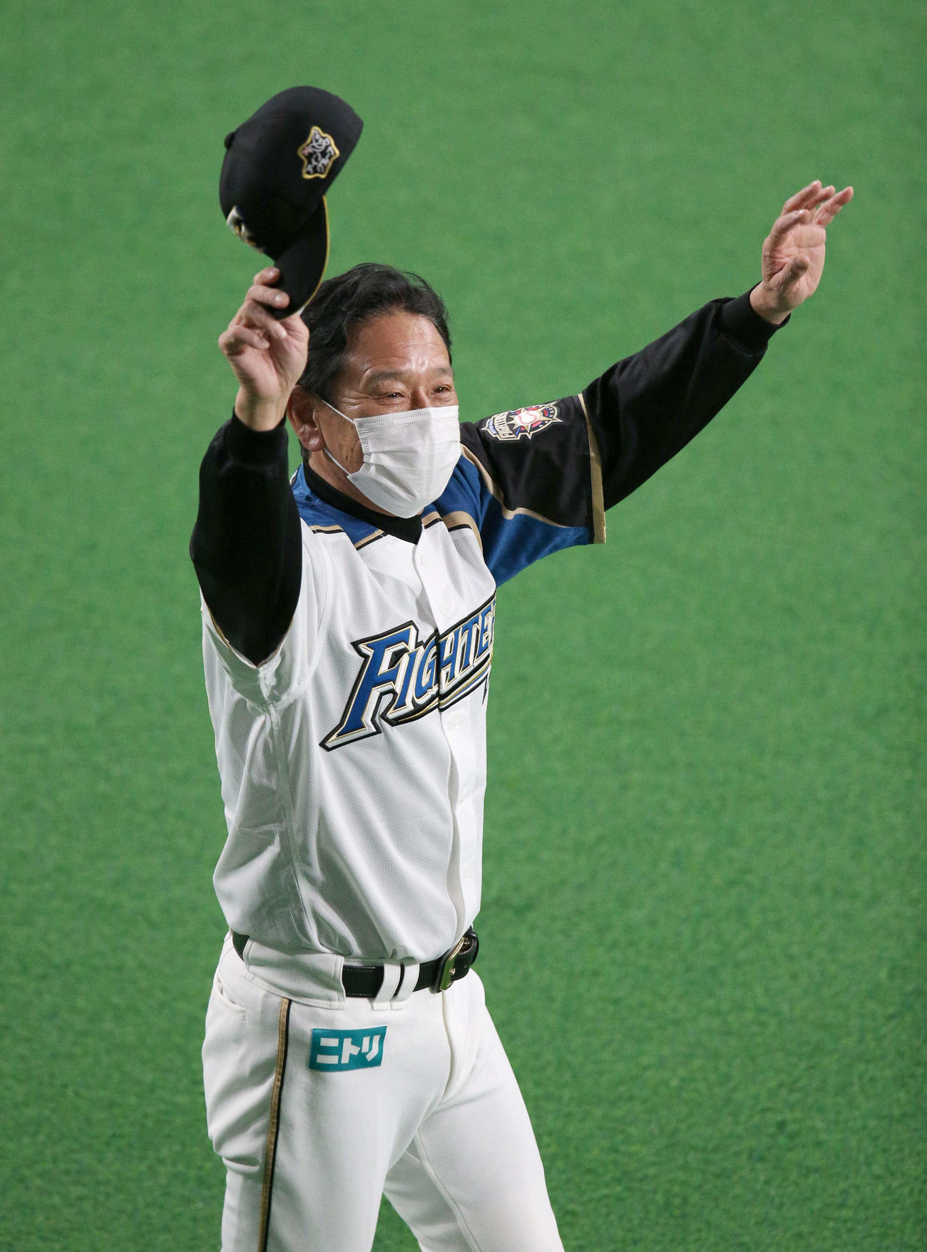 日本ハム対西武　退任する栗山監督はスタンドのファンに手を振る（撮影・黒川智章）