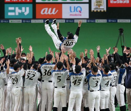 日本ハム対西武　退任する栗山英樹監督は選手に胴上げされる（撮影・黒川智章）