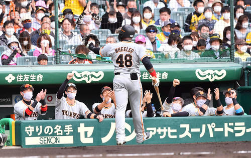 阪神対巨人　5回表巨人無死一塁、送りバントを決めたウィーラーに拍手を送る巨人ナイン（撮影・上田博志）