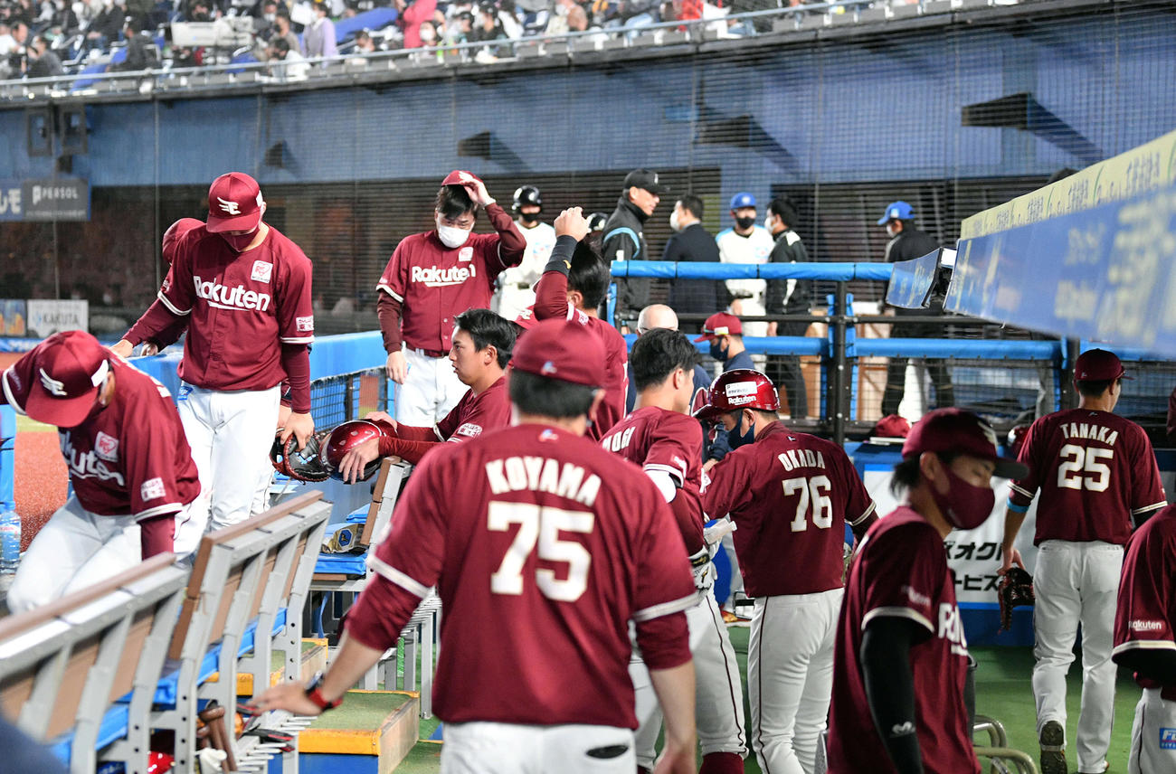 ファイナルステージ進出を逃し肩を落とす楽天ナイン（撮影・滝沢徹郎）