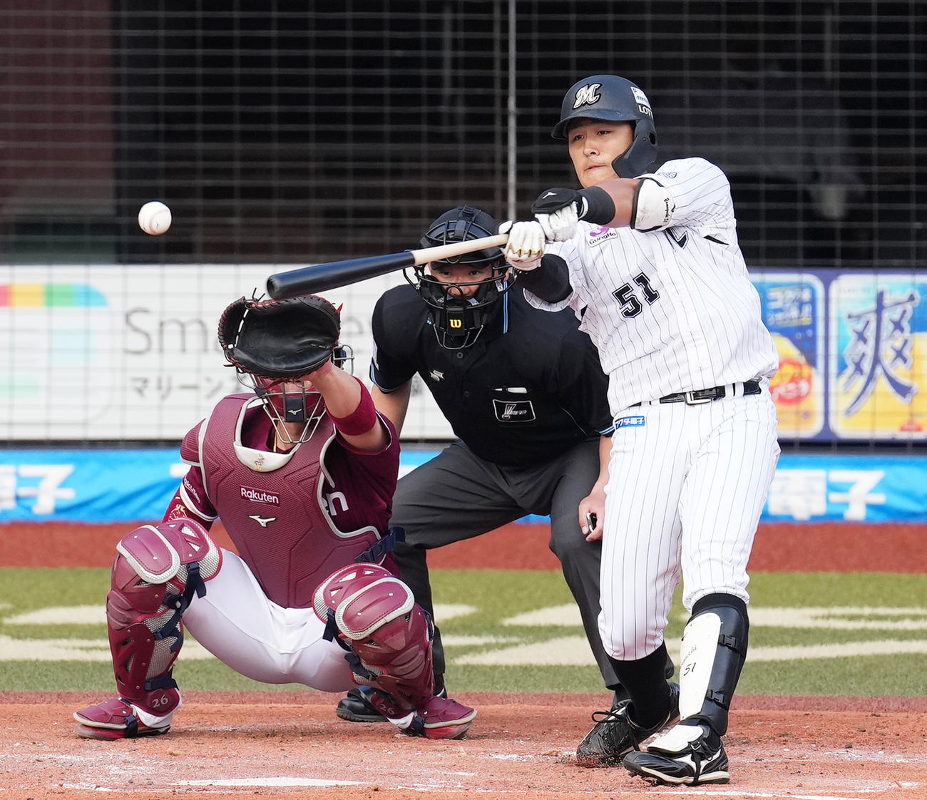 2回裏ロッテ無死一塁、中前打を放つロッテ山口（撮影・菅敏）